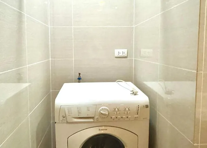 Chic 1-br At Uptown Bgc *