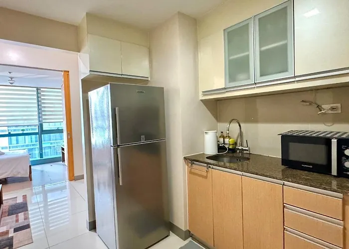 Chic 1-br At Uptown Bgc *