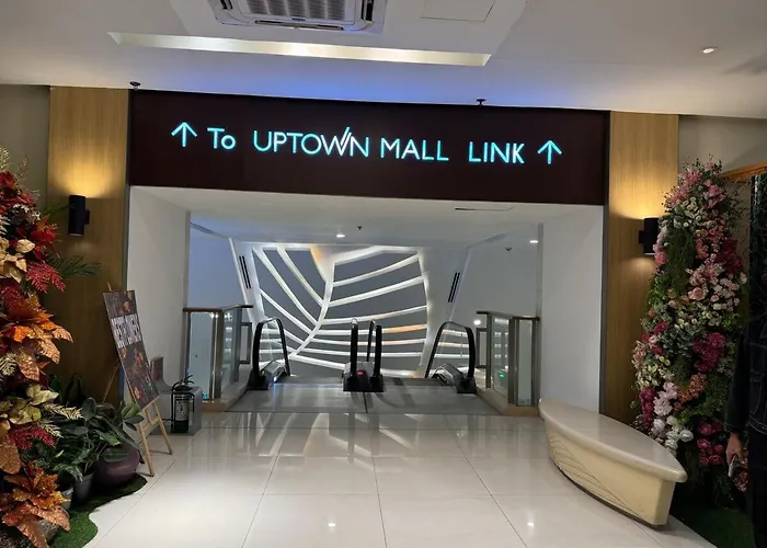 Chic 1-br At Uptown Bgc *